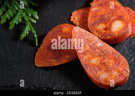 Traditionelle spanische Wurst - Chorizo auf Schieferstein Stockfoto