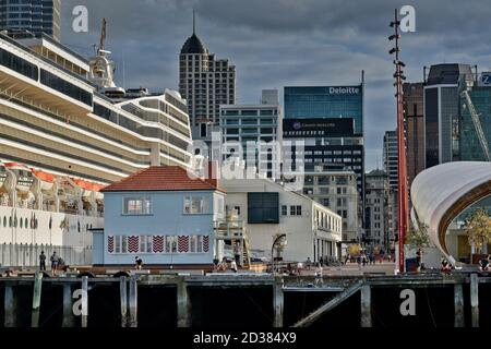 AUCKLAND, NEUSEELAND - 13. März 2019: Auckland / Neuseeland - 13 2019. März: MSC Magnifica Kreuzfahrtschiff in Auckland angedockt. Touristen zu Fuß entlang der Stockfoto