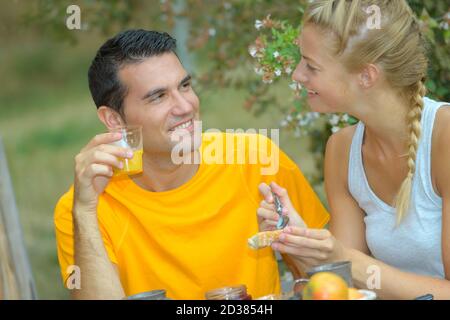 Ein Paar, das draußen einen Snack zu sich nehmen kann Stockfoto