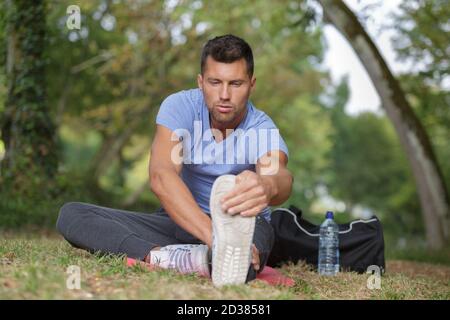 Fit Mann Stretching Beine im Freien Stockfoto