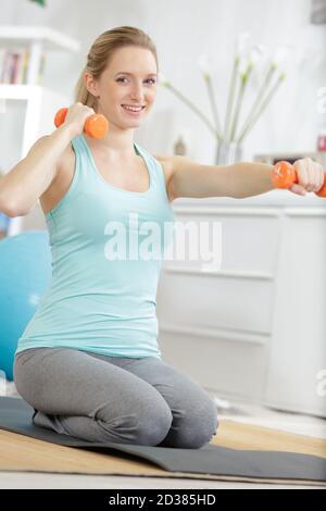 Schwangere Frau mit Hantel trainieren Stockfoto