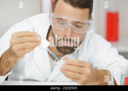 Mann, der im Labor mit der Pipette arbeitet Stockfoto