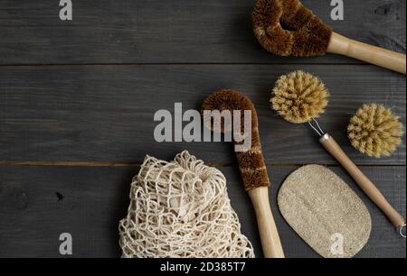 Zero Waste Kit. Set aus umweltfreundlichen Reinigungsbürsten, Mesh-Baumwollbeuteln und Loofah. Zubehör für natürliche und wiederverwendbare Artikel. Stockfoto