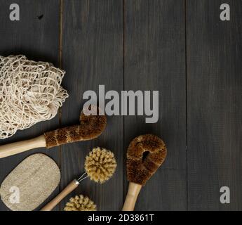 Zero Waste Kit. Set aus umweltfreundlichen Reinigungsbürsten, Mesh-Baumwollbeuteln und Loofah. Zubehör für natürliche und wiederverwendbare Artikel. Stockfoto