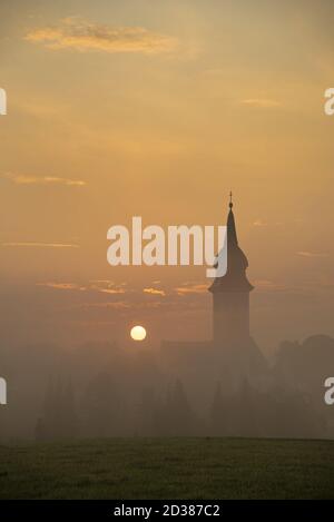 Sonnenaufgang in Rottenbuch hinter der Geburtskirche Mariens, Bezirk Weilheim-Schongau, Bayern, Deutschland, Europa Stockfoto