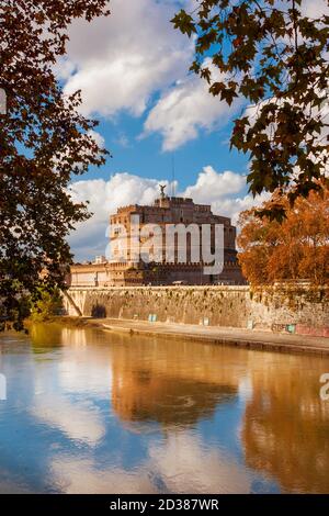 Herbst und Laub in Rom. Schöne Platanen am Tiber mit der berühmten Engelsburg (Castel Sant'Angelo) Stockfoto