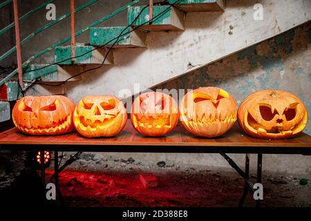 Reihe von Kürbissen für Halloween auf Holztisch. Stockfoto