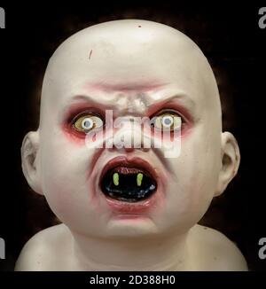 Zombie Baby Kopf isoliert auf schwarzem Hintergrund Stockfoto