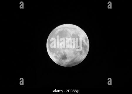 Dieser Harvest Moon wurde an einem Freitag, dem 13., fotografiert. Macht das es verflucht? Stockfoto