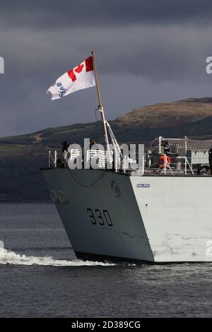 Das Ensign der Royal Canadian Navy, das von HMCS Halifax (FFH-330) geflogen wird, einer von der Royal Canadian Navy betriebenen Fregatte der Halifax-Klasse (oder City-Klasse), fotografiert, als das Schiff Greenock bei ihrer Ankunft zur Übung Joint Warrior passierte Stockfoto