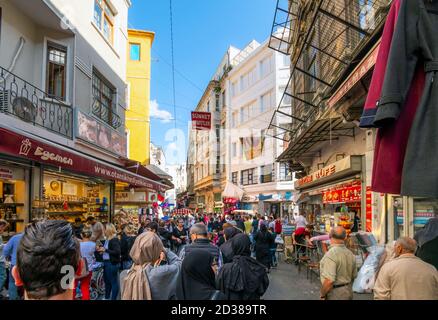 Einheimische Türken und Touristen mischen sich, wenn sie durch den Eminonu-Markt im Freien in Istanbul, Türkei, gehen. Stockfoto