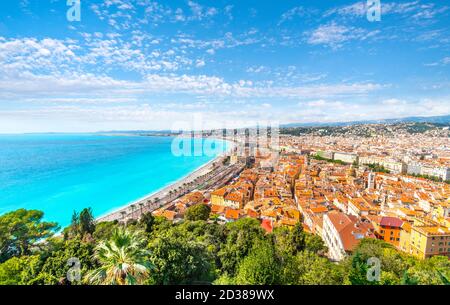 Blick auf die Stadt und die Altstadt Vieux Nice, Frankreich, vom Schlossberg entlang der französischen Riviera und der Angelbucht am Mittelmeer. Stockfoto