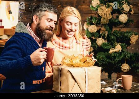 Weihnachtskonzept für die ganze Familie. Positive Emotionen Gesichtsausdrücke. Familie weihnachten glücklich. Witziges Neujahrskonzept. Schenken Sie Emotionen. Vorbereitung auf Weihnachten. Stockfoto