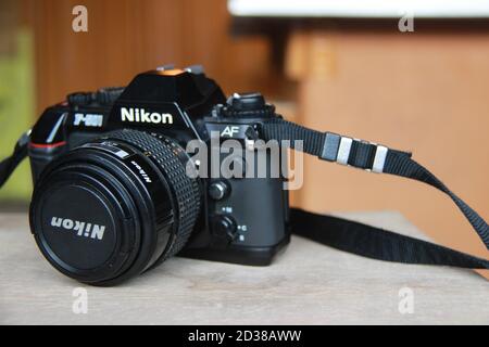 Nikon F-105 Analogkamera mit Nikkor 35-70mm Autofokus-Objektiv. Spiegelreflexkameras mit einem Objektiv, die Filmrollen verwenden. Sidoarjo, Indonesien. Juni 2020 Stockfoto
