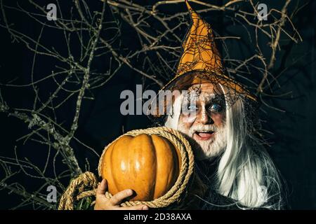 Teufel in böse Hexenhut. Dämon für Halloween-Party. Halloween Dämon. Bärtiger Mann gekleidet wie Halloween Monster. Halloween bärtiger Mann mit Blut Stockfoto