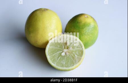Limette (Zitrusfrüchte) auf weißem Hintergrund. Stockfoto
