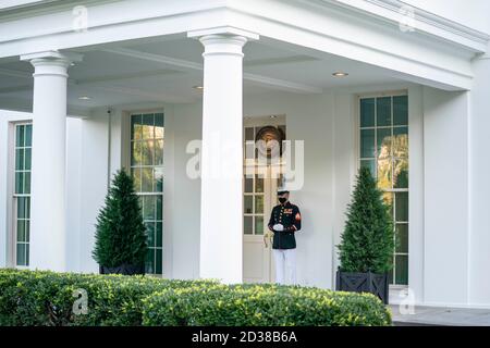 Washington, DC, USA. Oktober 2020. Eine Marine, die eine schützende Gesichtsmaske trägt, wird im Dienst außerhalb des Westflügels gesehen, wo berichtet wurde, dass US-Präsident Donald Trump am Mittwoch im Oval Office des Weißen Hauses in Washington, DC, USA, über den Status der Verhandlungen über Coronavirus-Stimulus unterrichtet wird. Okt. 2020. Quelle: Sarah Silbiger/Pool via CNP Quelle: dpa/Alamy Live News Stockfoto