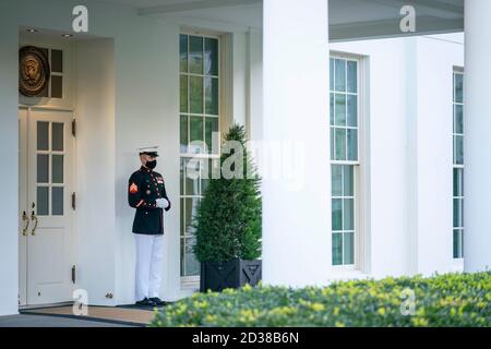 Washington, DC, USA. Oktober 2020. Eine Marine, die eine schützende Gesichtsmaske trägt, wird im Dienst außerhalb des Westflügels gesehen, wo berichtet wurde, dass US-Präsident Donald Trump am Mittwoch im Oval Office des Weißen Hauses in Washington, DC, USA, über den Status der Verhandlungen über Coronavirus-Stimulus unterrichtet wird. Okt. 2020. Quelle: Sarah Silbiger/Pool via CNP Quelle: dpa/Alamy Live News Stockfoto