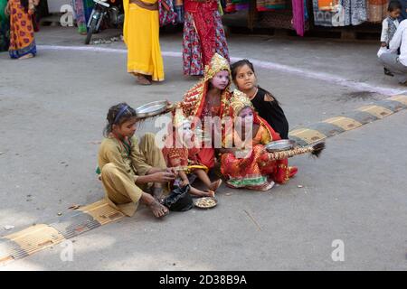 Eine Gruppe von kleinen Mädchen gekleidet als Hindu-Göttin auf den Straßen von Pushkar, Indien am 28. Oktober 2017 Stockfoto