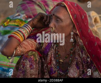 Porträt eines Rajasthani nomadischen Frauen tragen Schmuck in pushkar, Rajasthan, Indien am 29. Oktober 2017 Stockfoto