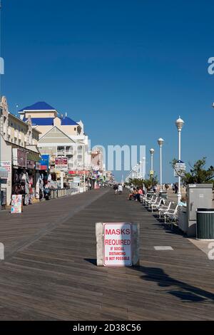 Coronavirus Pandemie Signage warnt Ocean City, MD Bewohner und Touristen, Masken zu tragen und soziale Distanz zu halten. Stockfoto