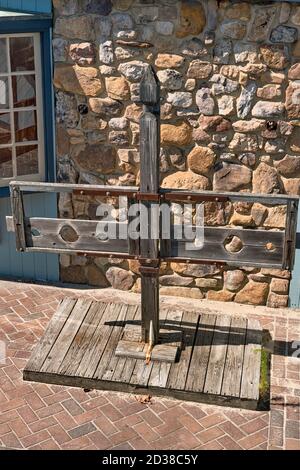 Eine Reihe von Holzschäften, die einst dazu verwendet wurden, Angeklagte und verurteilte zu demütigen und zu bestrafen. Stockfoto