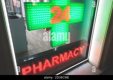 Apotheke 24 Stunden Kreuzschild medizinische Gesundheit Medizin erste Hilfe Stockfoto