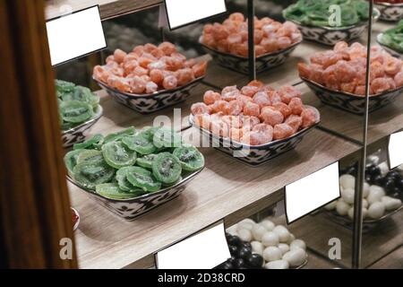 orientalische Süßigkeiten getrocknete Kiwi Mandarine Honig vegane Aprikosen Frühstück Stockfoto