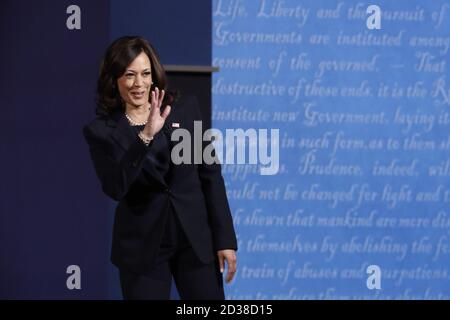 Salt Lake City, Usa. Oktober 2020. Senator Kamala Harris, Kandidat der Demokratischen Vizepräsidenten, winkt, als er am Mittwoch, den 7. Oktober 2020, an der University of Utah in Salt Lake City, Utah, zur Debatte über die Vizepräsidenten der USA eintrifft. Vizepräsident Mike Pence und der Kandidat für den Vizepräsidenten der Demokraten, Sen. Kamala Harris, debattieren nur wenige Wochen vor der Wahl. Pool Foto von Kim Raff/UPI Kredit: UPI/Alamy Live Nachrichten Stockfoto