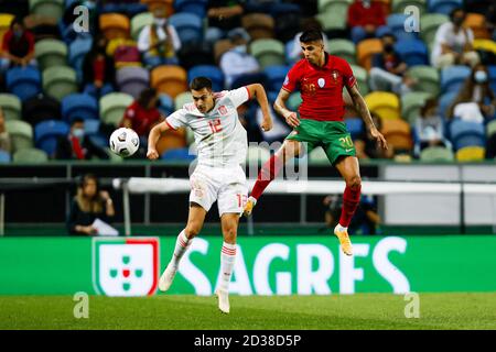 Lissabon, Portugal. Oktober 2020. Joao Cancelo (R) aus Portugal spielt mit Sergio Reguilon aus Spanien während eines Fußballfreundschaftsspiels zwischen Portugal und Spanien im Alvalade-Stadion in Lissabon, Portugal, 7. Oktober 2020. Quelle: Pedro Fiuza/Xinhua/Alamy Live News Stockfoto