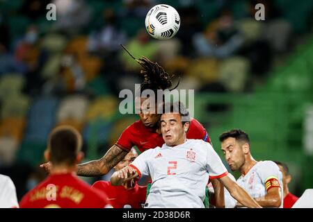 Lissabon, Portugal. Oktober 2020. Ruben Semedo (L) aus Portugal spielt mit Eric Garcia aus Spanien während eines Fußballfreundschaftsspiel zwischen Portugal und Spanien im Alvalade-Stadion in Lissabon, Portugal, 7. Oktober 2020. Quelle: Pedro Fiuza/Xinhua/Alamy Live News Stockfoto