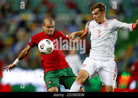 Lissabon, Portugal. Oktober 2020. Pepe (L) aus Portugal spielt mit Diego Llorente aus Spanien während eines Fußballfreundschaftsspiel zwischen Portugal und Spanien im Alvalade-Stadion in Lissabon, Portugal, 7. Oktober 2020. Quelle: Pedro Fiuza/Xinhua/Alamy Live News Stockfoto