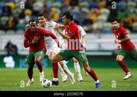 Lissabon, Portugal. Oktober 2020. Joao Felix (Front) von Portugal tritt bei einem Fußballfreundschaftsspiel zwischen Portugal und Spanien im Alvalade-Stadion in Lissabon, Portugal, am 7. Oktober 2020 an. Quelle: Pedro Fiuza/Xinhua/Alamy Live News Stockfoto