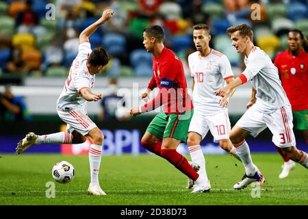 Lissabon, Portugal. Oktober 2020. Cristiano Ronaldo (2. L) aus Portugal spielt mit Sergio Reguilon (1. L) aus Spanien während eines Fußballfreundschaftsspiel zwischen Portugal und Spanien im Alvalade-Stadion in Lissabon, Portugal, 7. Oktober 2020. Quelle: Pedro Fiuza/Xinhua/Alamy Live News Stockfoto