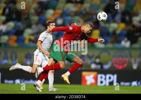 Lissabon, Portugal. Oktober 2020. Cristiano Ronaldo von Portugal führt den Ball bei einem Fußballfreundschaftsspiel zwischen Portugal und Spanien im Alvalade-Stadion in Lissabon, Portugal, 7. Oktober 2020. Quelle: Pedro Fiuza/Xinhua/Alamy Live News Stockfoto