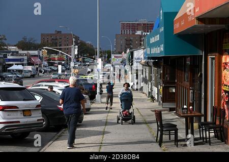 Shopper machen ihren Weg entlang 108th Street in der Forest Hills Nachbarschaft, bezeichnet eine "rote Zone", Queens, NY, 7. Oktober 2020. Gov. Andrew Cuomo hat ein dreistufiges Farbzonensystem (gelb, orange und rot) eingeführt, anstatt Postleitzahlen zu verwenden, um die Viertel zu identifizieren, die eine signifikante Spitze bei Coronavirus-Infektionen sehen, und verschiedene Einschränkungen auf der Grundlage der Farbe der Zone, rot ist die höchste. Die Beschränkungen der roten Zone umfassen maximal 10 Personen in Gotteshäusern, Gruppenversammlungen sind verboten, nur wichtige Unternehmen können offen bleiben, Schulen auf RE Stockfoto