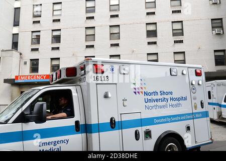 Ein Krankenwagen verlässt das Long Island Jewish Forest Hills Hospital, in der ausgewiesenen „roten Zone“ des Rego Park Viertels, in Queens, NY, 7. Oktober 2020. Gov. Andrew Cuomo hat ein dreistufiges Farbzonensystem (gelb, orange und rot) eingeführt, anstatt Postleitzahlen zu verwenden, um die Viertel zu identifizieren, die eine signifikante Spitze bei Coronavirus-Infektionen sehen, und verschiedene Einschränkungen auf der Grundlage der Farbe der Zone, rot ist die höchste. Die Beschränkungen der roten Zone umfassen maximal 10 Personen in Gotteshäusern, Gruppenversammlungen sind verboten, nur wichtige Geschäfte können bleiben o Stockfoto