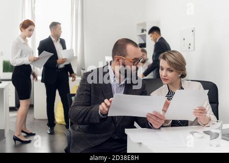 Praktikum eines neuen Mitarbeiters am Arbeitsplatz. Schulung in offiziellen Aufgaben. Abteilungsleiter und Untergebener im Büro Stockfoto
