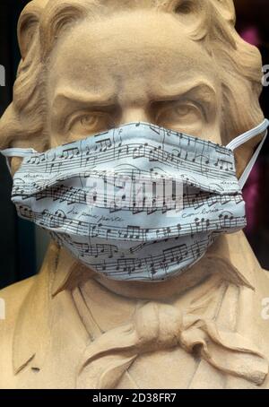 Beethoven Statue Büste trägt Covid Covid19 Corona Gesichtsmaske mit Partitur in Trier Deutschland 2020 Stockfoto