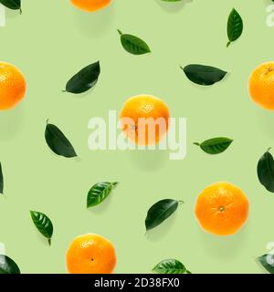 Mandarine nahtloses Muster, Mandarine, Clementine isoliert auf grünem Hintergrund mit grünen Blättern. Sammlung von feinen nahtlosen Mustern. Stockfoto