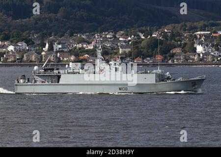 HMS Grimsby (M108), ein Minenjäger der Sandown-Klasse, der von der Royal Navy betrieben wird, patrouilliert während der Eintreffphase für die Übung Joint Warrior 20 in den Gewässern des Firth of Clyde. Stockfoto