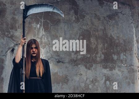 Portrait Frau Geist Dämon sie hält Schnitter, halloween-Konzept Stockfoto