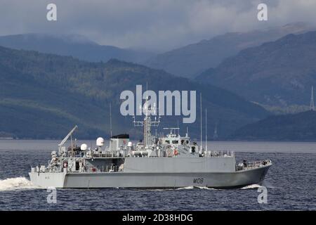 HMS Grimsby (M108), ein Minenjäger der Sandown-Klasse, der von der Royal Navy betrieben wird, patrouilliert während der Eintreffphase für die Übung Joint Warrior 20 in den Gewässern des Firth of Clyde. Stockfoto