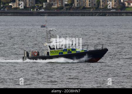 MDP Barra, ein vom Verteidigungsministerium der Polizei betriebener Start der Inselklasse, fungiert als Eskorte für das Royal Canadian Navy Supply Vessel NRU Asterix, als das kanadische Schiff zur Übung Joint Warrior 20 eintrifft. Stockfoto