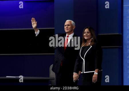 Salt Lake City, Usa. Oktober 2020. US-Vizepräsident Mike Pence, links, und US-zweite Lady Karen Pence winken nach der Vizepräsidentschaftsdebatte an der Universität von Utah in Salt Lake City, Utah, am Mittwoch, den 7. Oktober 2020 auf die Bühne. Der republikanische Vizepräsident Mike Pence und der Kandidat für den Vizepräsidenten der Demokraten, Sen. Kamala Harris, debattieren nur wenige Wochen vor der Wahl. Pool Foto von Kim Raff/UPI Kredit: UPI/Alamy Live Nachrichten Stockfoto