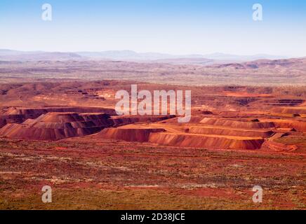 Die offene Eisenerzmine Marandoo befindet sich etwas außerhalb der Grenze zum Karijini National Park in Westaustralien. Stockfoto