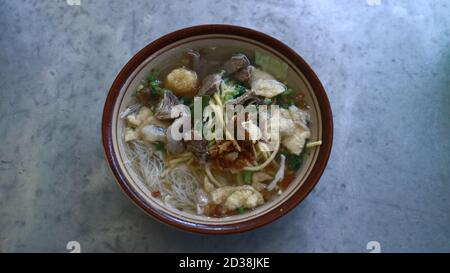 Nudelsuppe Soto Mie Bogor oder Bogor. Beliebte Straßengerichte in Jakarta und West Java. Stockfoto