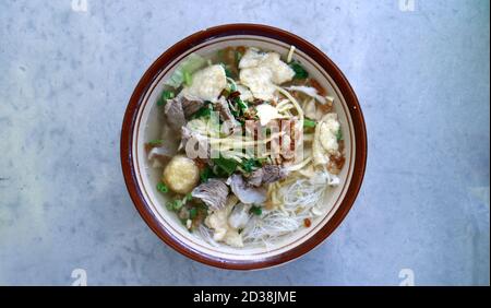 Nudelsuppe Soto Mie Bogor oder Bogor. Beliebte Straßengerichte in Jakarta und West Java. Stockfoto