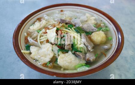 Nudelsuppe Soto Mie Bogor oder Bogor. Beliebte Straßengerichte in Jakarta und West Java. Stockfoto