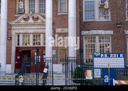 NEW YORK, NY - 07. OKTOBER 2020: Die Public School 231 wird in der Nachbarschaft von Borough Park in Brooklyn geschlossen. Stockfoto